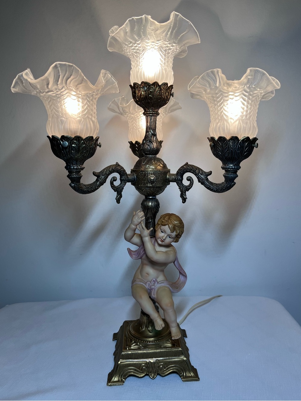 Vintage John Wright Cast Metal Cherub Candelabra Lamp
Hollywood Regency
Frosted